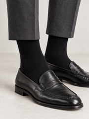 Chaussettes noires en coton porté, vue en situation