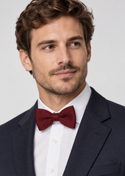 Nœud papillon tricot bordeaux — vue portée, avec chemise blanche et blazer