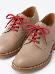 Lacets rouges pour chaussures en utilisation