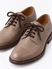 Lacets marron pour chaussures en utilisation