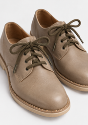 Lacets kaki pour chaussures en utilisation