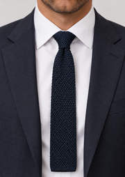 Cravate fine bleu nuit — vue portée, avec chemise blanche et veste