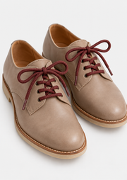 Lacets bordeaux pour chaussures en utilisation
