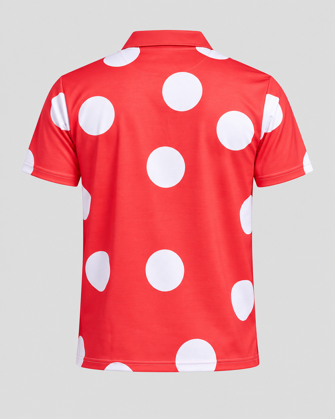 Polo rouge à pois blancs, vue isolée de dos