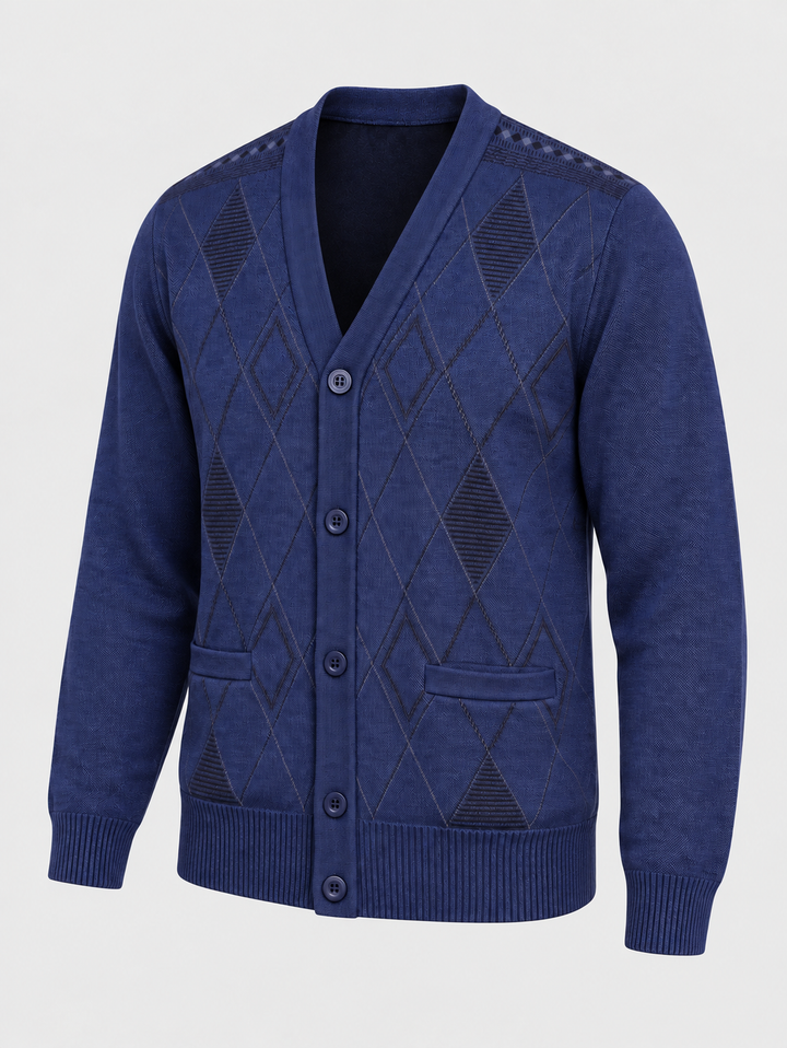 Cardigan bleu foncé boutonné à losanges, pièce isolée vue trois quarts