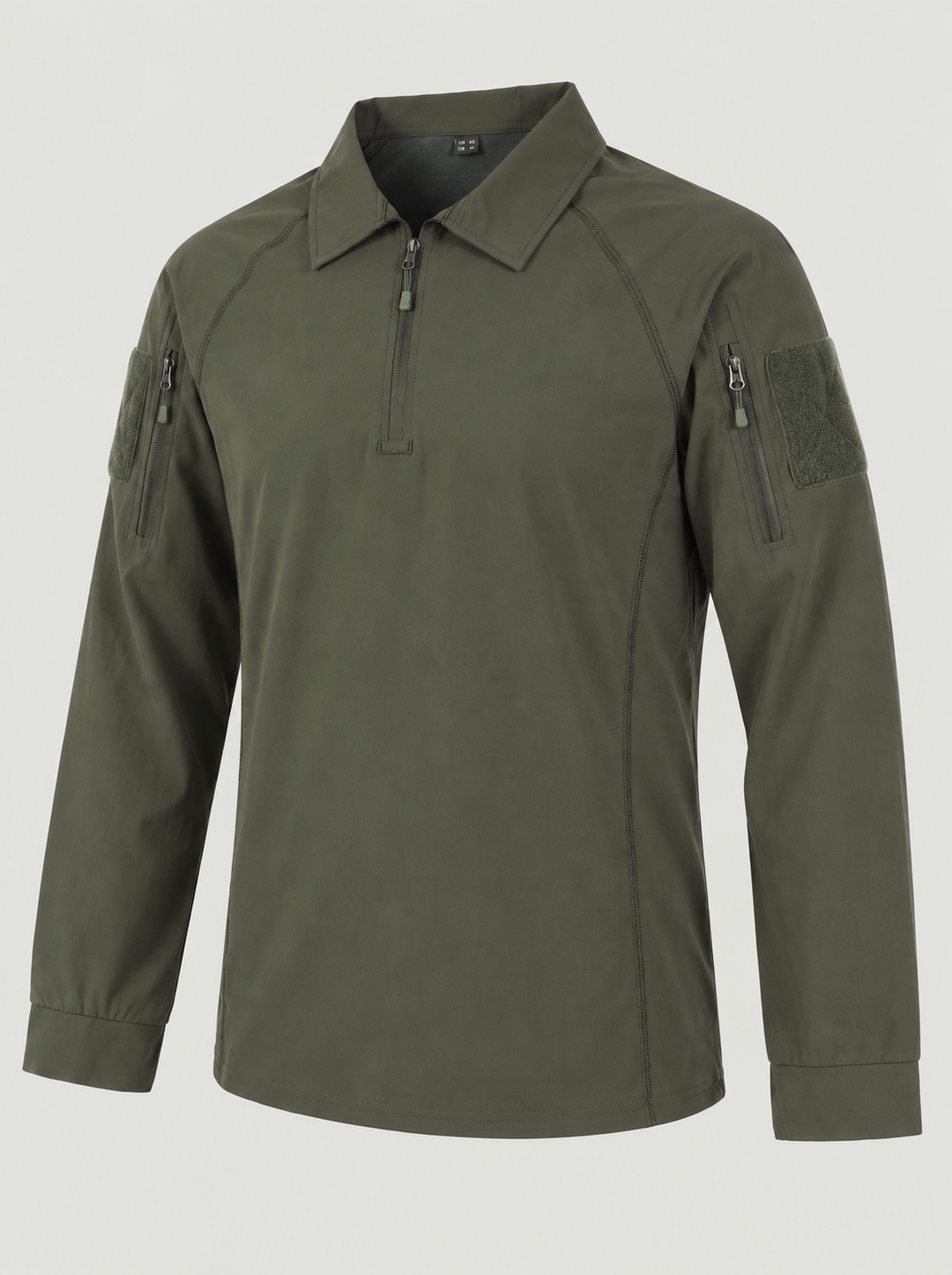 Polo vert militaire à manches longues et col zippé, pièce isolée vue trois quarts