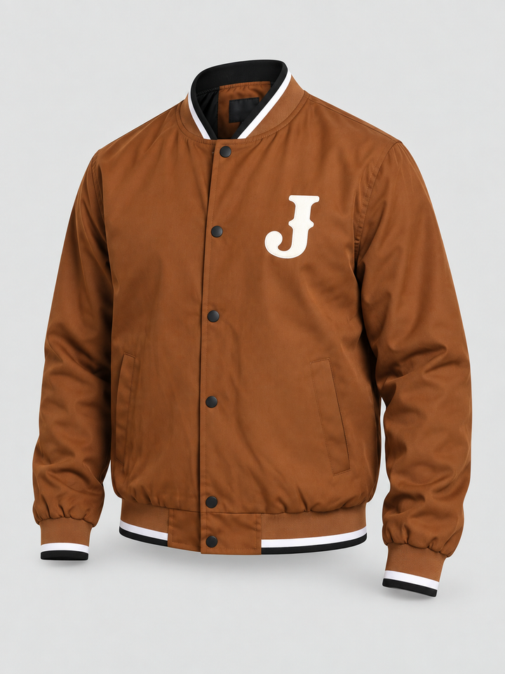 Blouson caramel à lettre J, pièce isolée vue de trois quarts