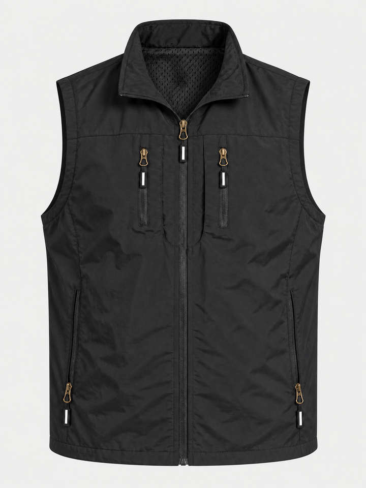 Gilet zippé noir à poches multiples, pièce isolée vue de face