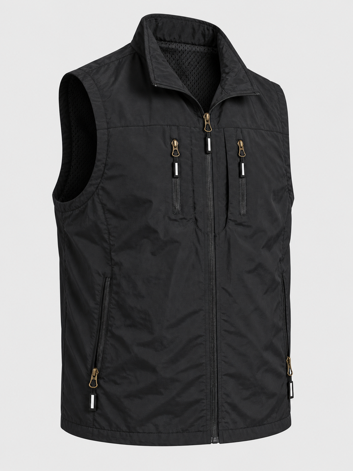 Gilet zippé noir à poches multiples, pièce isolée vue de trois quarts