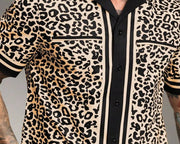 Chemise léopard manches courtes beige — gros plan poche de poitrine et motif léopard