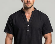 Chemise col mao manches courtes noir — gros plan col mao et boutonnière
