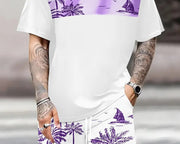 Ensemble chemise palmier et short motif violet — gros plan du t-shirt et du short