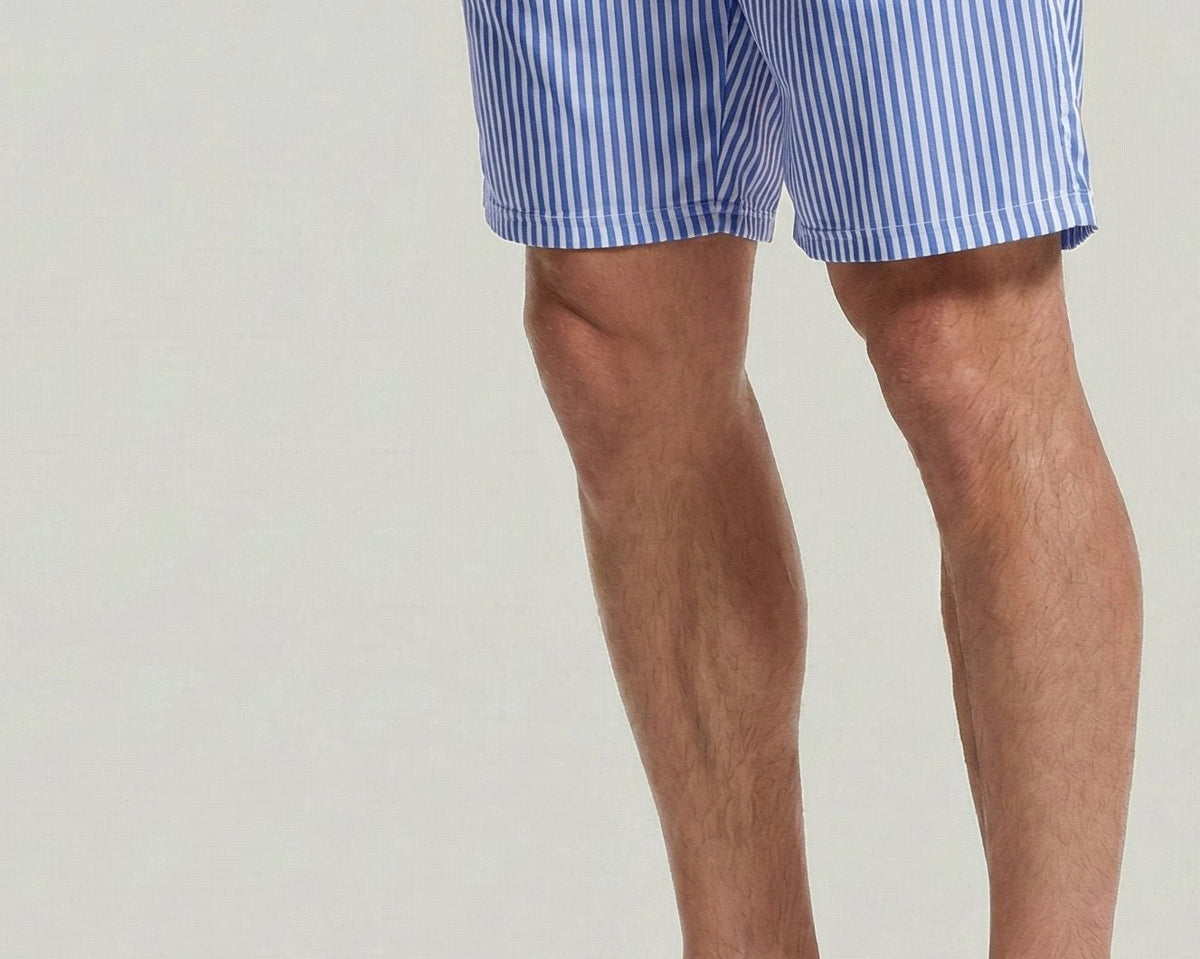 Short à rayures — gros plan des jambes, short rayé bleu et blanc
