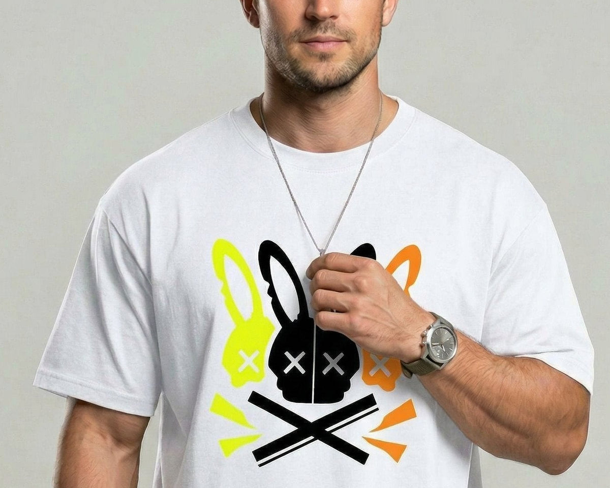 T-shirt col rond décontracté — gros plan du buste blanc, imprimé lapin multicolore