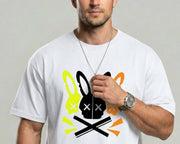 T-shirt col rond décontracté — gros plan du buste blanc, imprimé lapin multicolore