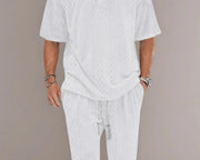 Ensemble polo texturé et pantalon blanc — gros plan du polo et du pantalon gaufrés