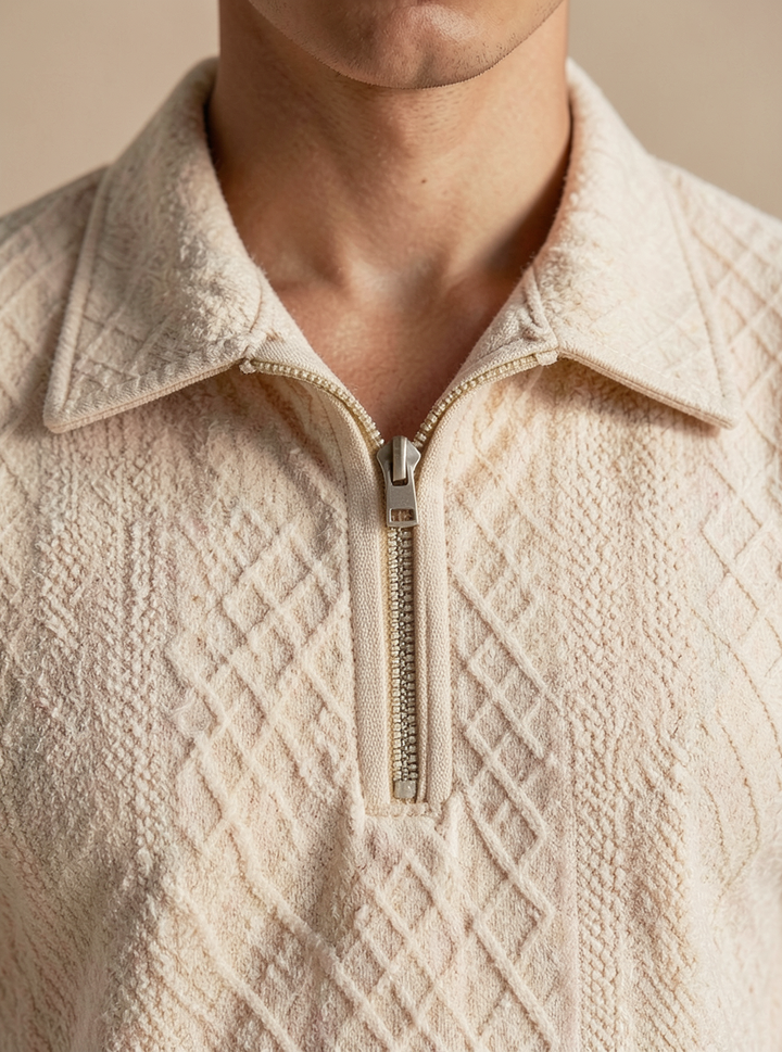 Ensemble polo zippé matelassé écru — gros plan du col zippé matelassé