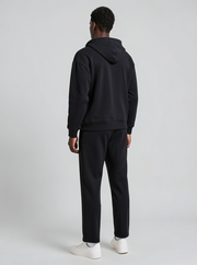 Ensemble avec haut à capuche demi-zip — gros plan du col