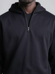 Ensemble avec haut à capuche demi-zip — détail du col