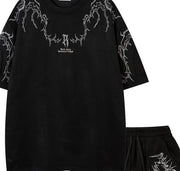 Ensemble t-shirt brodé et short — gros plan du devant brodé du t-shirt noir
