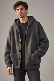 Cardigan gris anthracite à capuche et poches plaquées porté par un homme, vue de face.