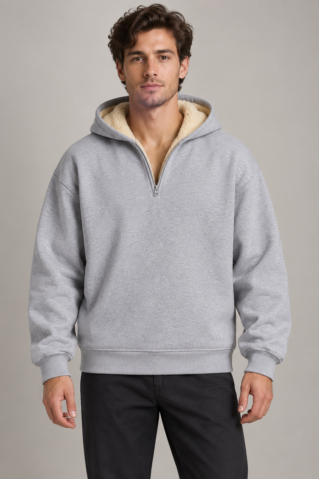 Sweat gris à capuche et zip court porté par un homme, vue de face.