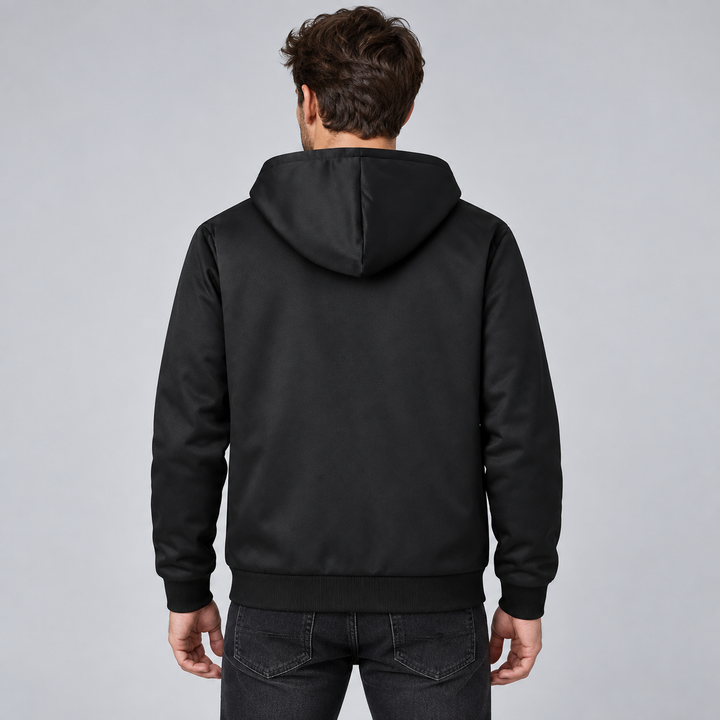 Blouson noir à capuche porté par un homme, vue de dos.