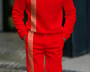 Ensemble col montant zippé rouge — gros plan de la bande latérale à motif doré