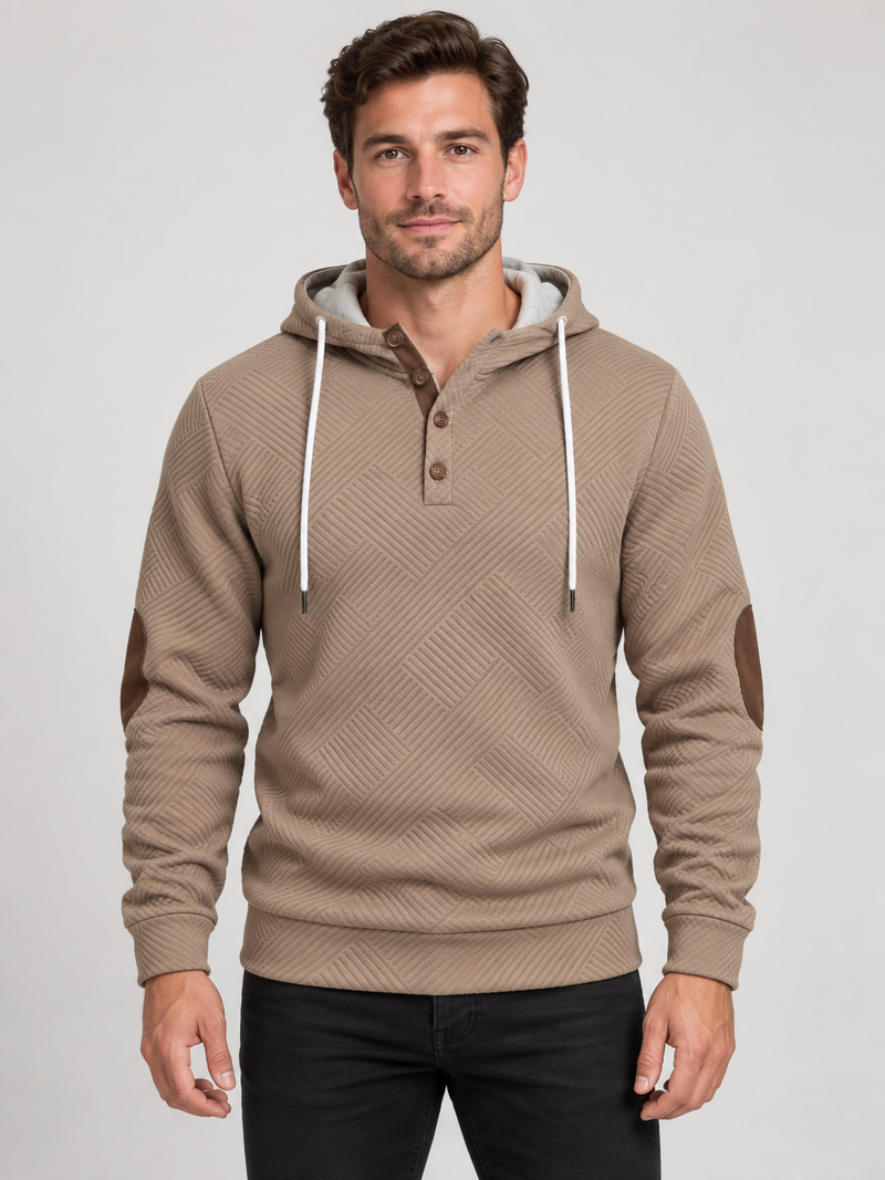 Sweat beige taupe à capuche et col boutonné porté par un homme, vue de face.