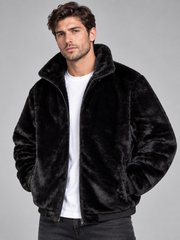 Veste noire duveteuse à col relevé portée ouverte, vue de trois quarts avant.