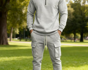Ensemble col zippé cargo gris clair — gros plan des poches cargo du pantalon