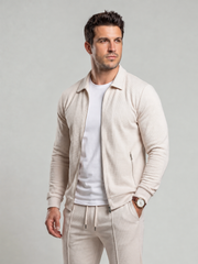 Ensemble zippé à texture gaufrée beige — vue portée de trois-quarts, veste zippée sur t-shirt blanc