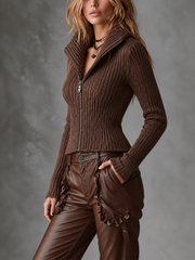 Cardigan brun côtelé zippé à col montant porté par une femme, vue de trois quarts.