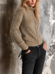 Cardigan taupe zippé à col montant porté par une femme, vue de trois quarts.