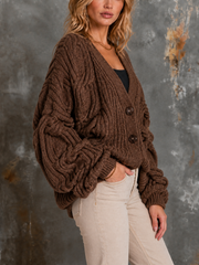 Cardigan brun à torsades — vue portée de trois-quarts