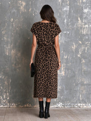 Robe midi léopard brune à col V — dos avec mannequin