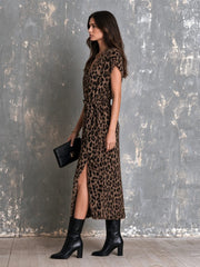 Robe midi léopard brune à col V — profil avec mannequin