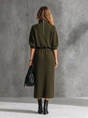 Robe midi vert militaire à col montant — dos avec mannequin