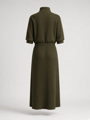 Robe midi vert militaire à col montant — pièce isolée, vue de dos