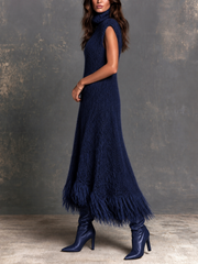 Robe longue bleu marine à col roulé et franges portée par une femme, vue de trois quarts