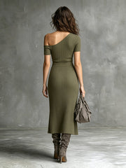 Robe midi vert militaire à épaule dénudée — dos avec mannequin
