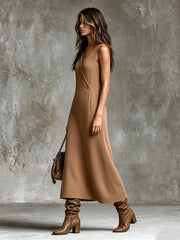 Robe maxi camel à col en V asymétrique — profil avec mannequin