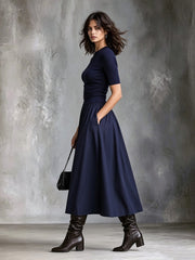 Robe midi bleu marine à col rond — profil avec mannequin