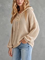 Pull beige capuche col lacé — vue portée de trois-quarts, de côté, capuche et poignet côtelé