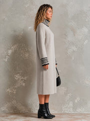 Robe midi gris clair à bords contrastés — profil avec mannequin