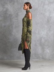 Robe midi kaki à motif camouflage et découpes — profil avec mannequin