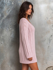 Robe mini rose ajourée à torsades — profil avec mannequin