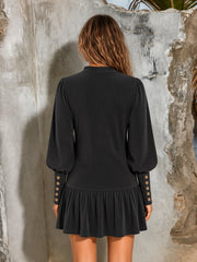 Robe mini noire à manches ballon — dos avec mannequin