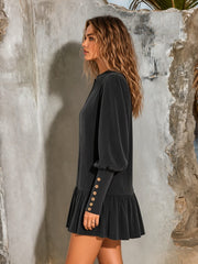 Robe mini noire à manches ballon — profil avec mannequin
