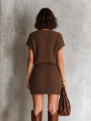 Robe courte brune à taille nouée — dos avec mannequin